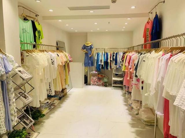 七浦路服裝店逆境中尋新機 批發轉零售，春裝巧變秋裝